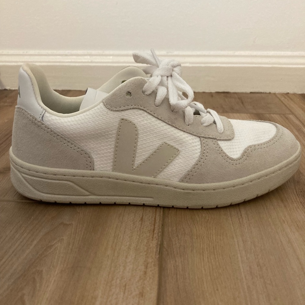 Veja women’s sneaker size 7. Worn once. No box.